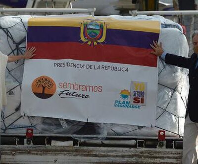 Escándalo en Ecuador: ministro de Salud vacuna primero a sus familiares