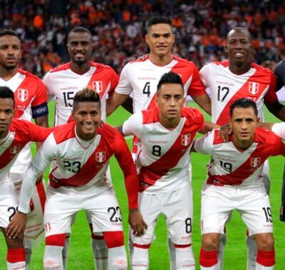 Futbolistas de Perú piden no votar por el comunismo
