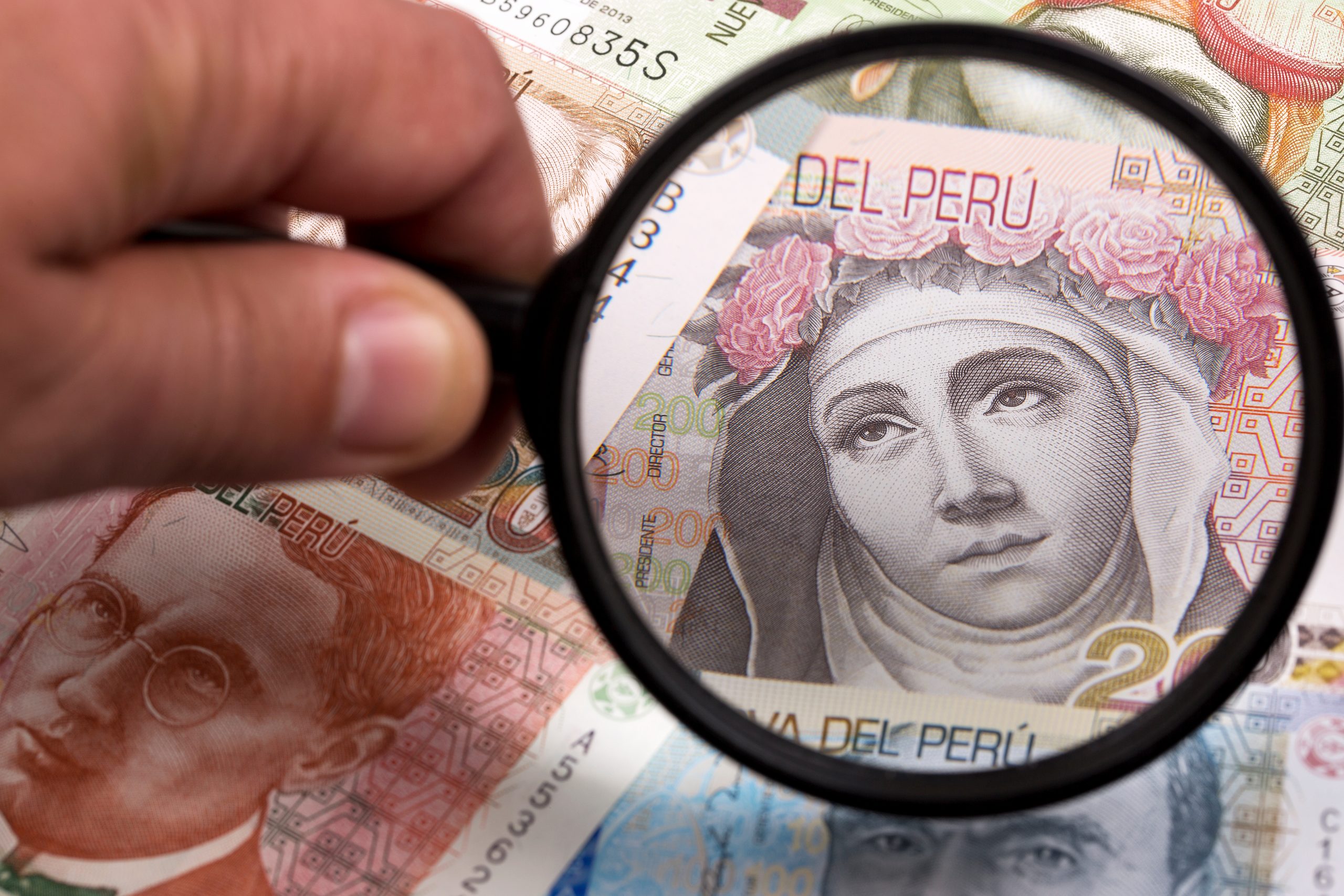 Leve golpe a la economía peruana