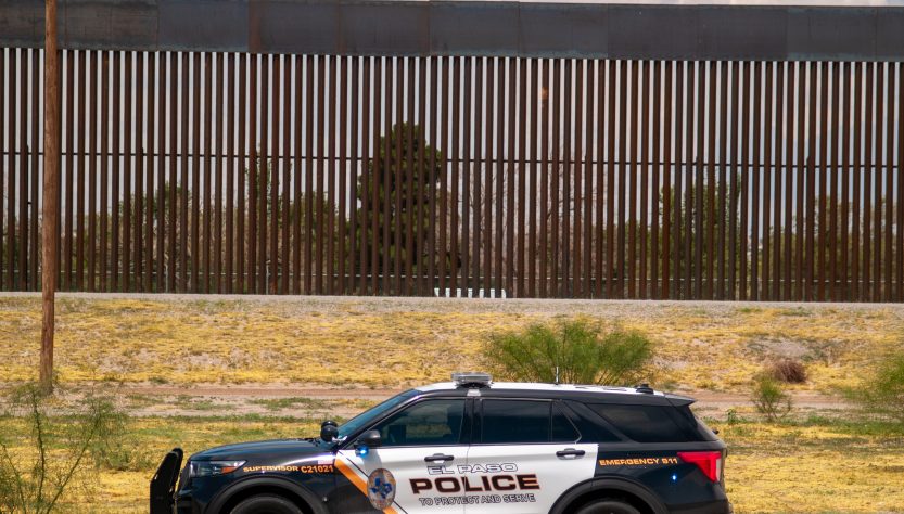 Texas creó una «barrera de acero» con autos policiales en la frontera