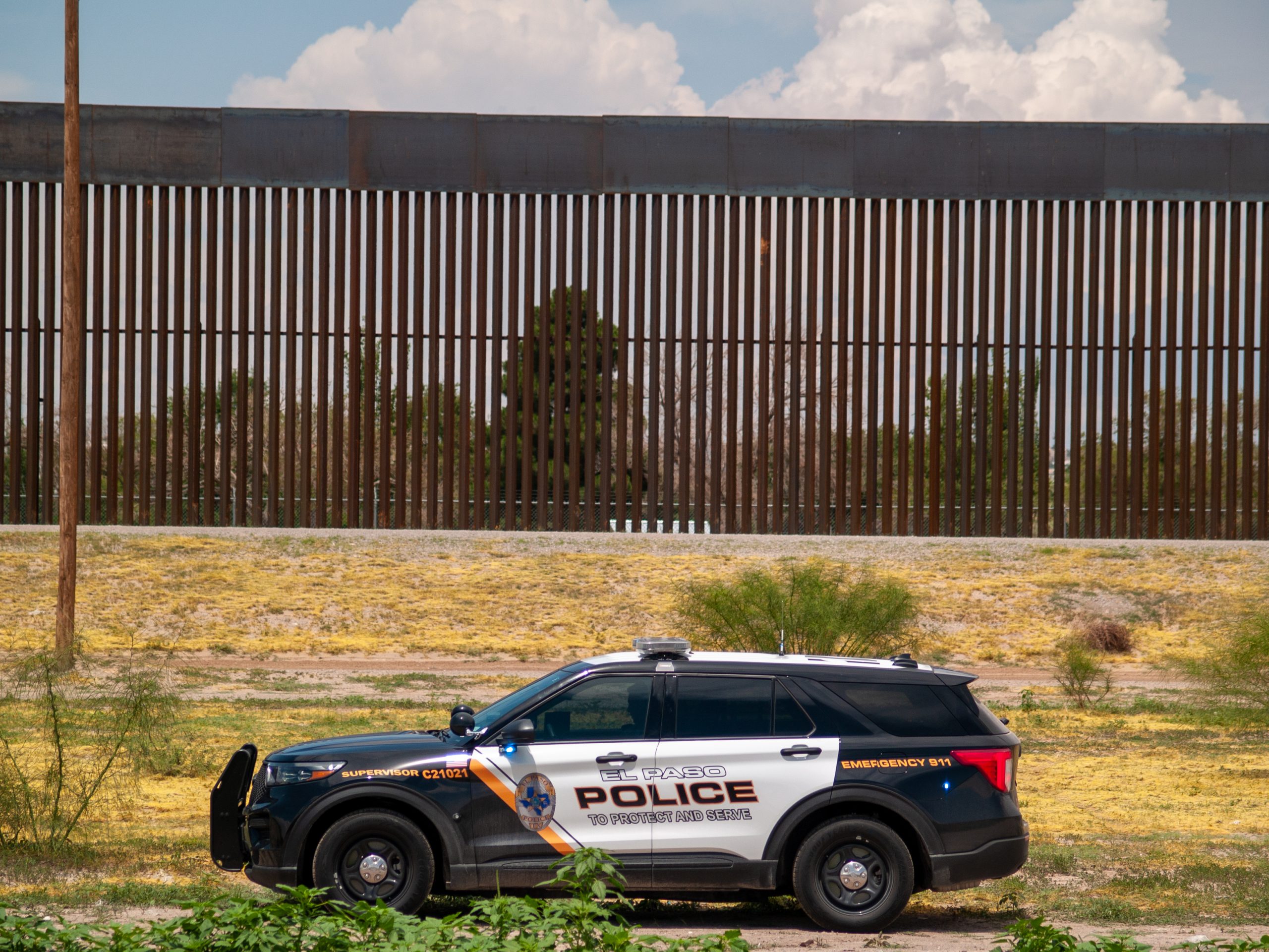 Texas creó una «barrera de acero» con autos policiales en la frontera