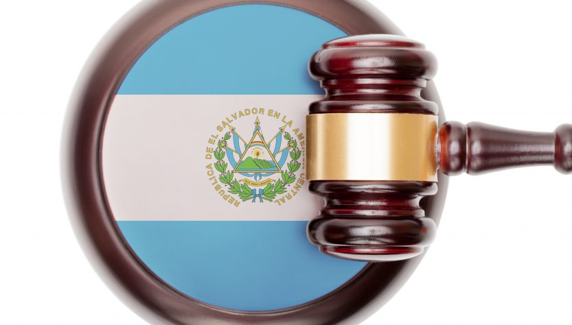 El Supremo de El Salvador juramentó a 98 jueces