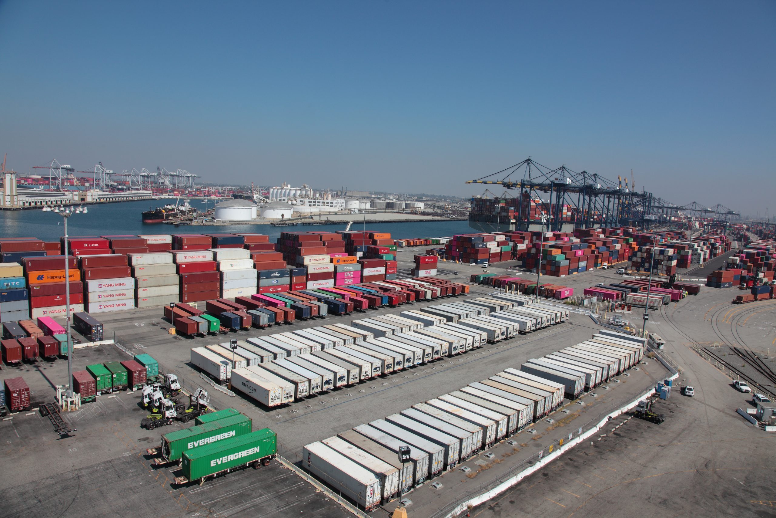 El colapso en los puertos de Los Ángeles y Long Beach pone en jaque a Estados Unidos