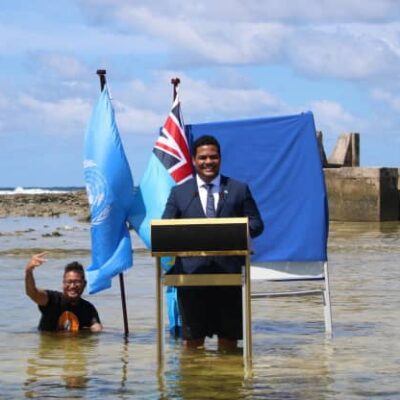 Ministro de Tuvalu se filmó con el agua hasta la cintura para simbolizar el impacto del cambio climático