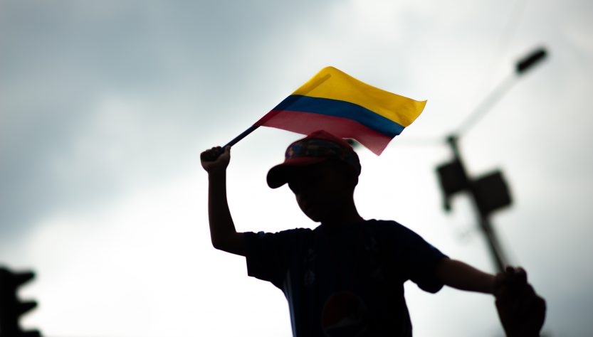 Colombia: un niño murió en un ataque contra la policía en Bogotá