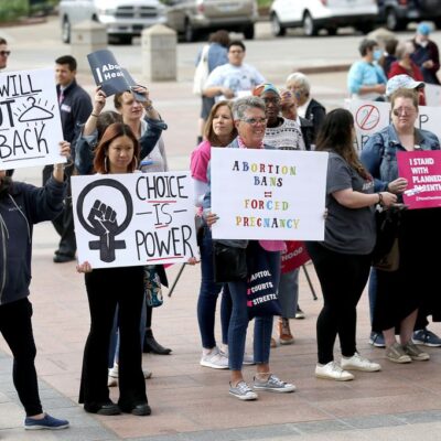 Oklahoma aprobó una ley que prohíbe casi en su totalidad el aborto