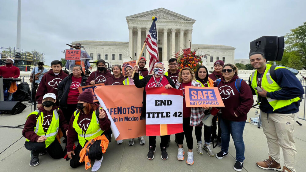 Revés para Biden: juez impide derogar temporalmente al Título 42