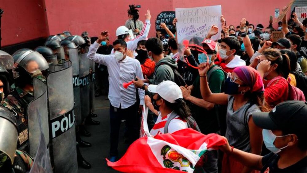 Detienen a manifestantes en Perú en universidad pública