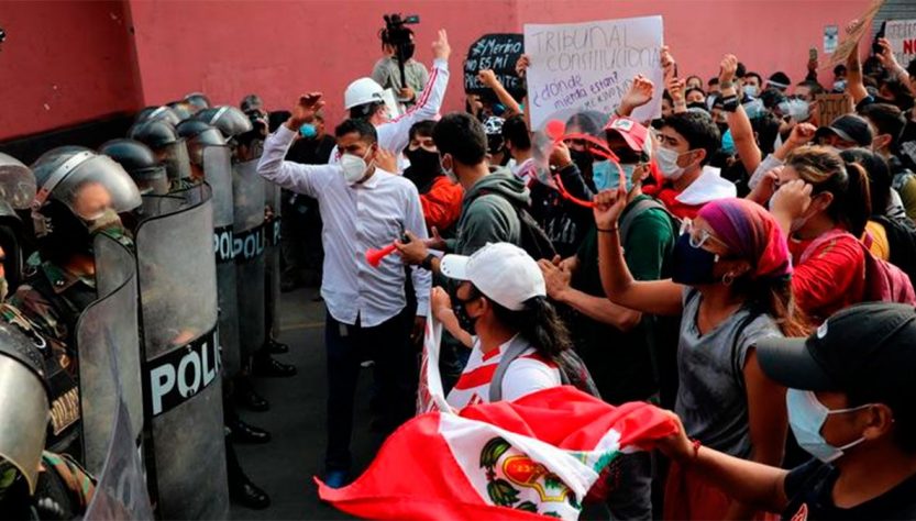 Detienen a manifestantes en Perú en universidad pública