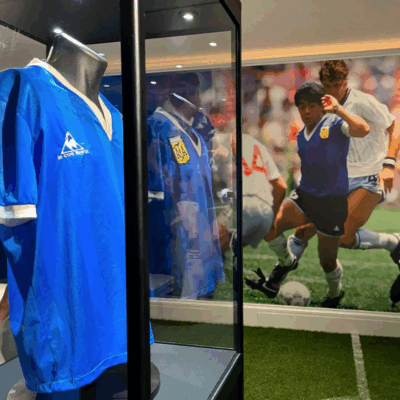 La camiseta de Maradona se vendió en casi nueve millones de dólares