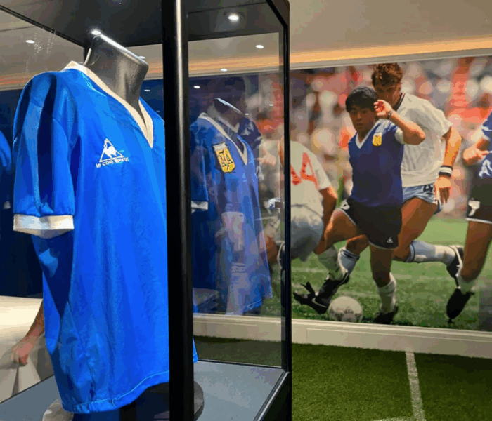 La camiseta de Maradona se vendió en casi nueve millones de dólares