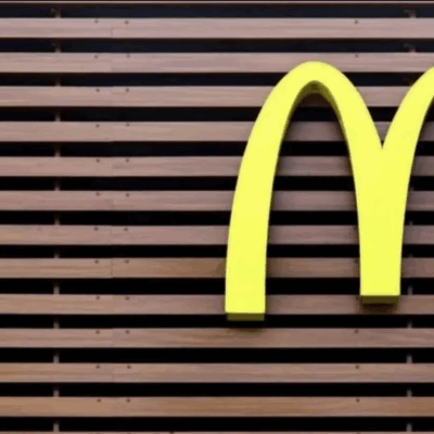 McDonald’s acordó la venta de sus 850 restaurantes en Rusia 