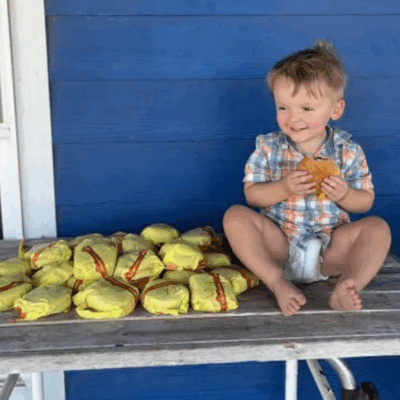 Un niño de 2 años encargó 31 hamburguesas con el teléfono de su mamá