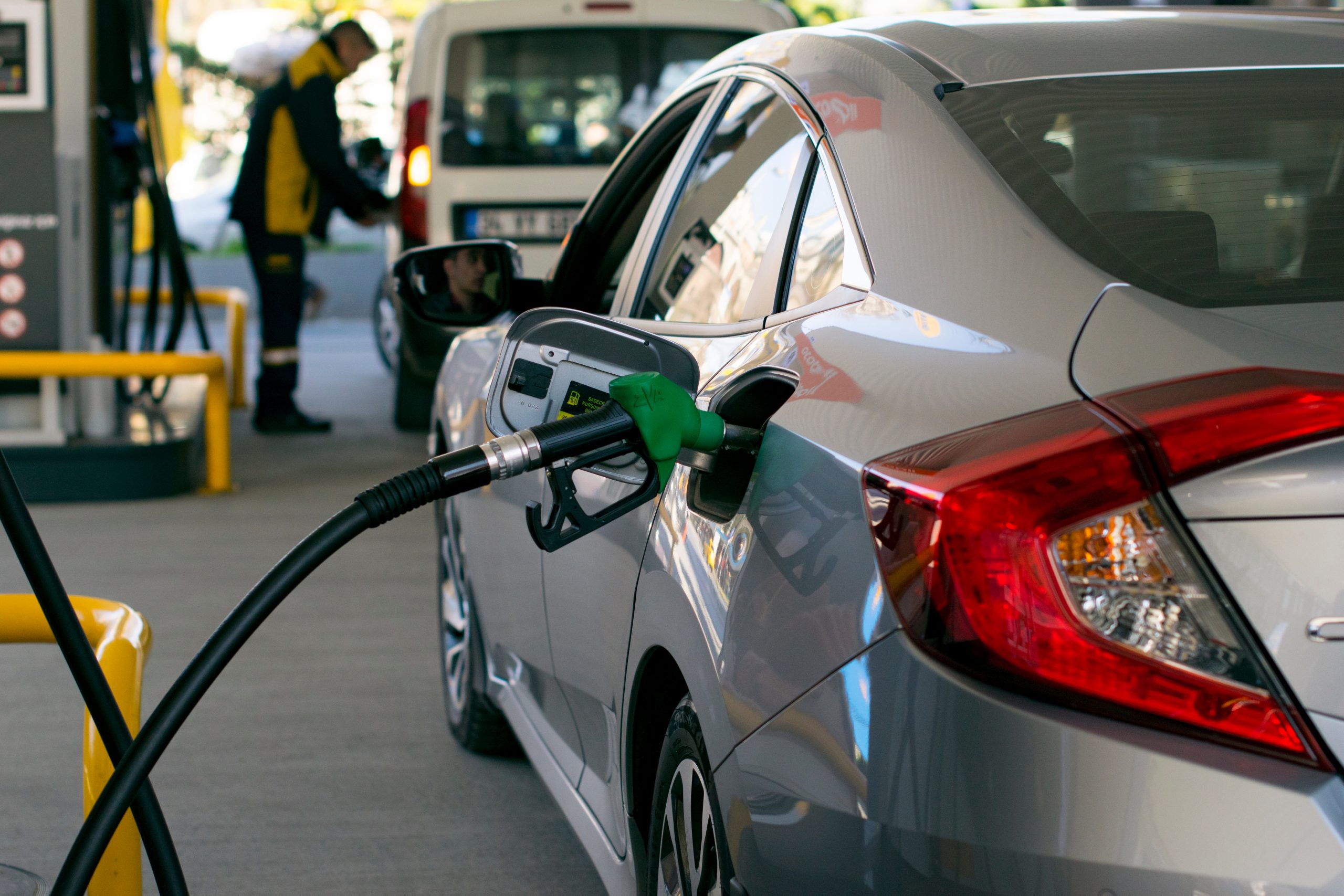 Perú: solo se venderán combustibles regular y premium