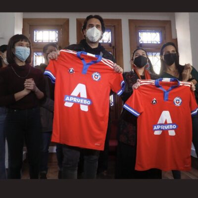 «La Roja» repudia el uso de su camiseta en campaña del Apruebo