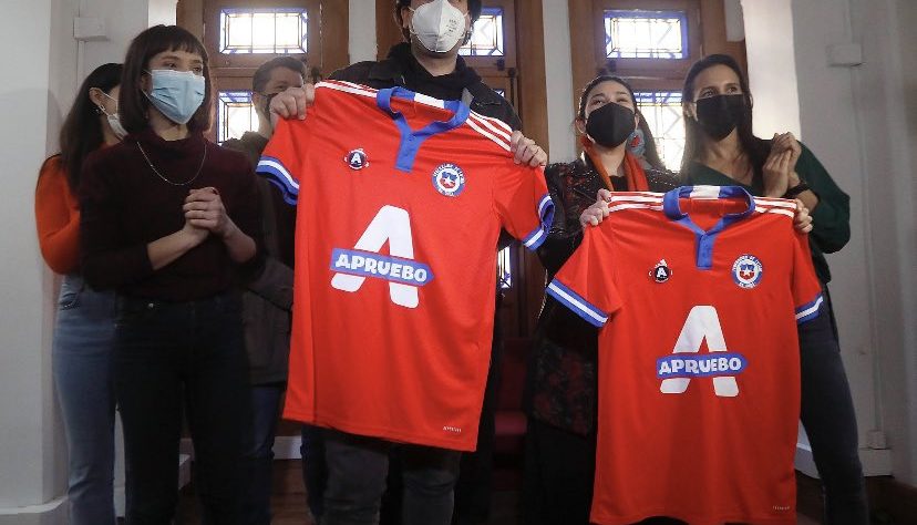 «La Roja» repudia el uso de su camiseta en campaña del Apruebo