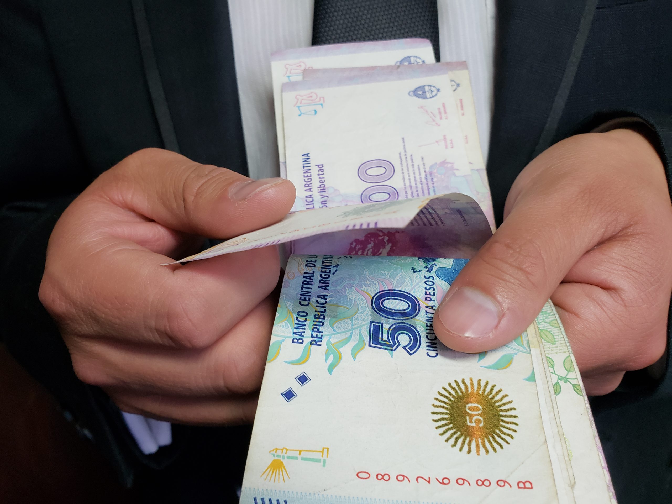 Como en Venezuela: argentinos gastan su dinero para «ahorrar»