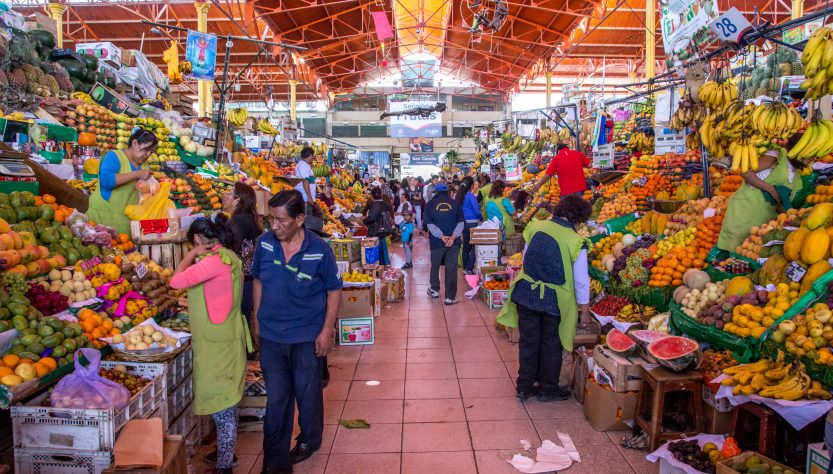 ¿A qué se debe el aumento en los precios de los alimentos en Perú?