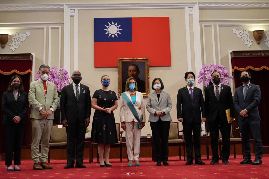 China anuncia sanciones contra Pelosi