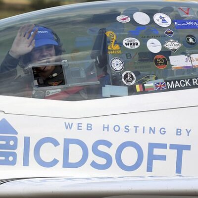 Piloto de 17 años vuela alrededor del mundo solo y establece récord