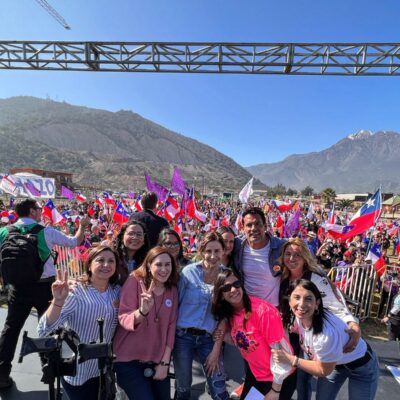 Chile: Multitudinario banderazo de mujeres a favor del Rechazo