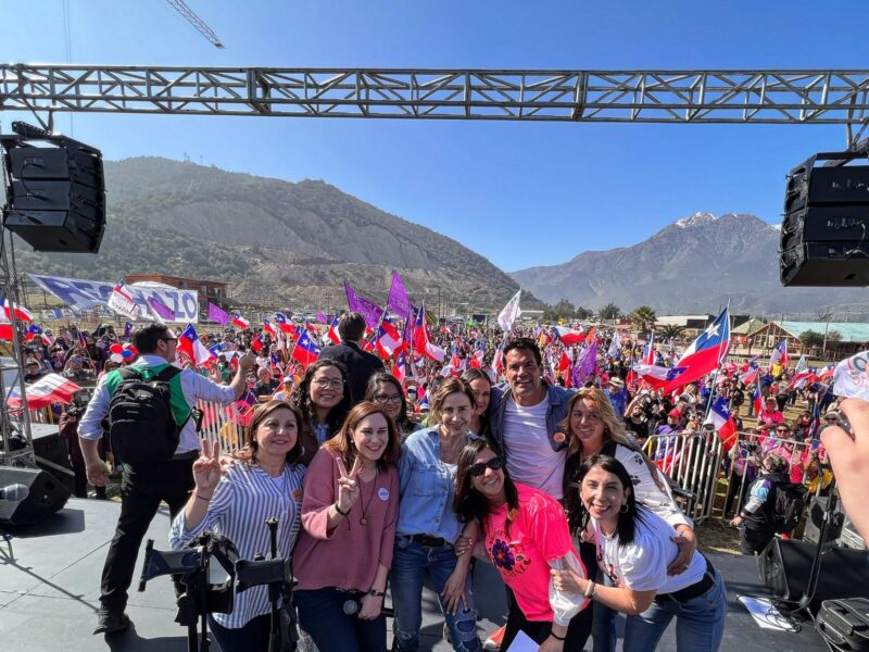 Chile: Multitudinario banderazo de mujeres a favor del Rechazo