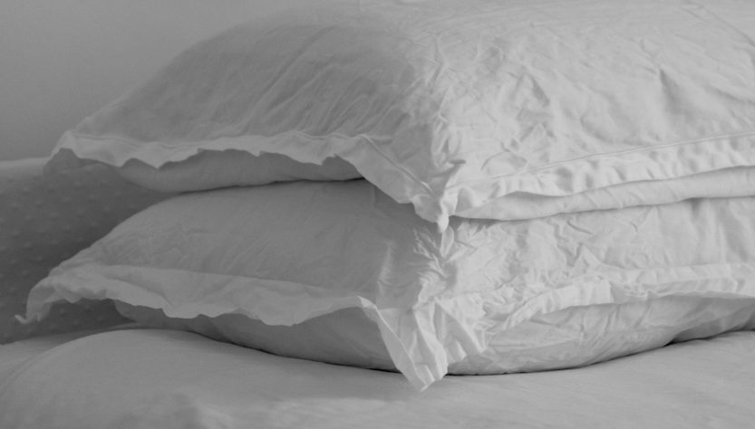 Si tu almohada tiene esto, tírala de inmediato