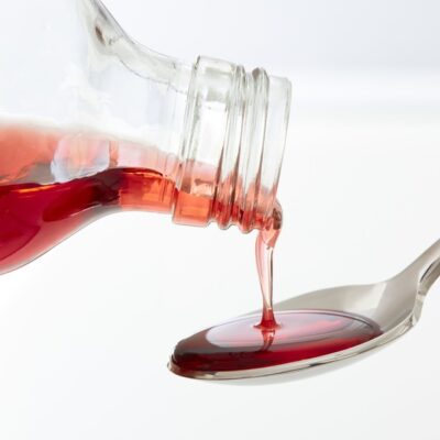 Indonesia prohíbe la venta de jarabes medicinales tras la muerte de 99 niños