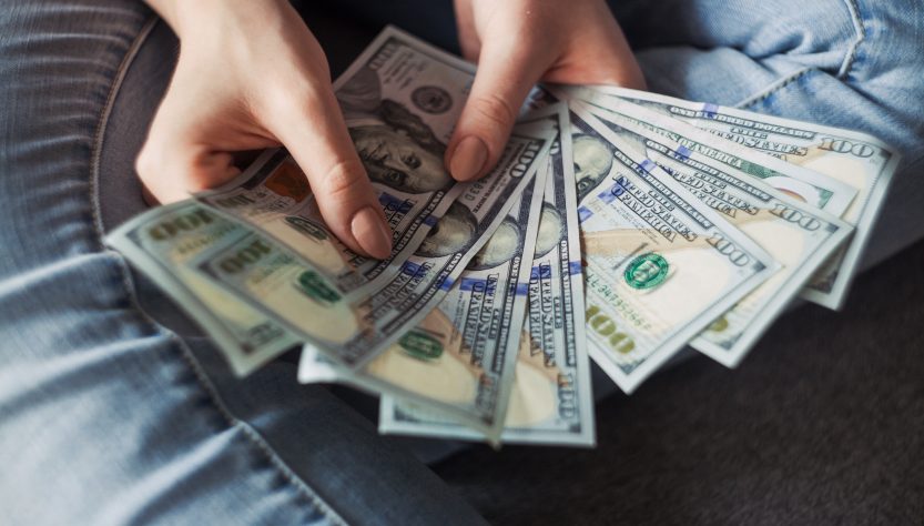 ¿Por qué es más caro comprar dólares en países que usan otras divisas?