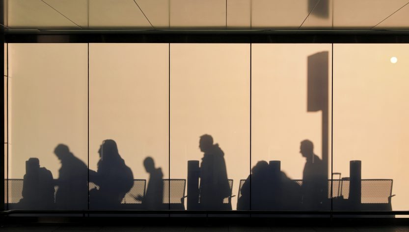 Análisis: ¿Por qué los argentinos están dejando el país en oleadas?