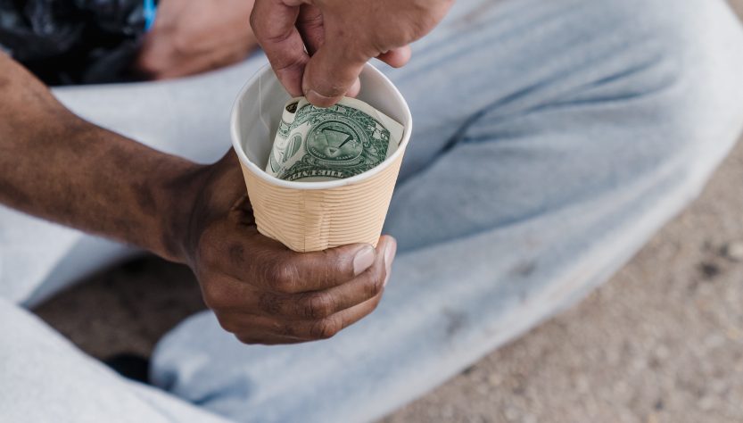 Estados Unidos crea más trabajos de lo previsto en octubre; pero la tasa de desempleo sube leve a 3.7%