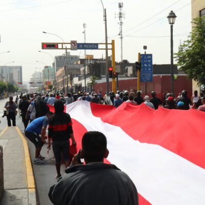 Crisis política y manifestaciones disparan los precios en Perú