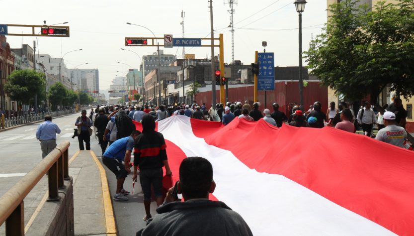 Crisis política y manifestaciones disparan los precios en Perú