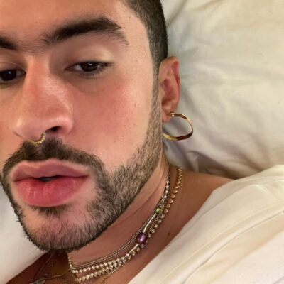 Bad Bunny arroja celular de fan al agua