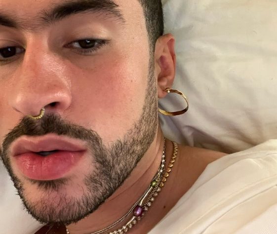 Bad Bunny arroja celular de fan al agua