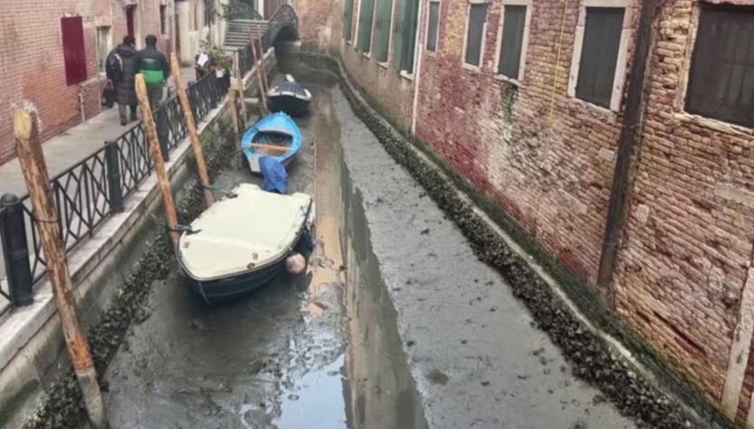 Canales de Venecia se secan por marea baja