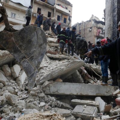 Terremoto de 7.8 en Turquía deja miles de muertos