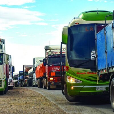 Bloqueos en la frontera peruana impactan en Bolivia: transportistas y comerciantes al borde «de la quiebra»