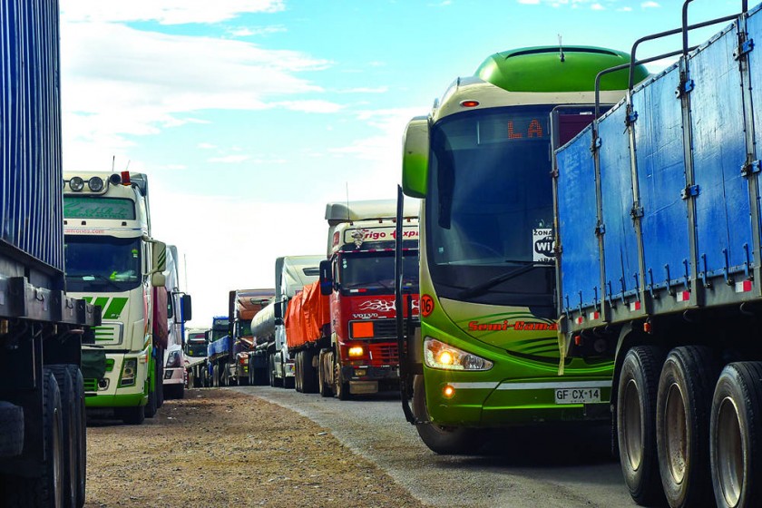 Bloqueos en la frontera peruana impactan en Bolivia: transportistas y comerciantes al borde «de la quiebra»