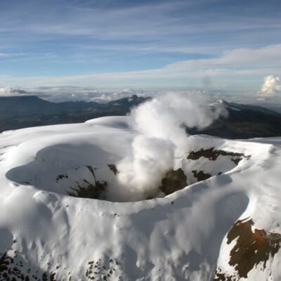 Volcán Nevado del Ruiz pone en alerta a Colombia