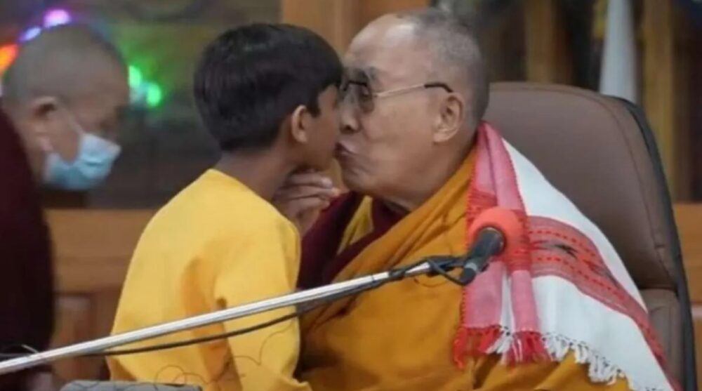 Dalái Lama genera controversia e indignación tras besar a un menor
