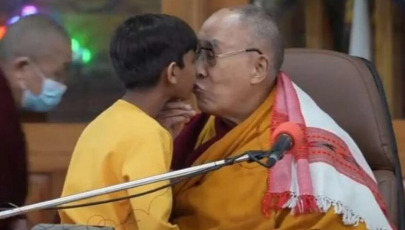 Dalái Lama genera controversia e indignación tras besar a un menor