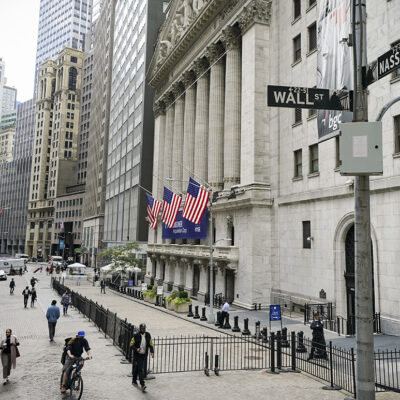 Nueva crisis por colapso de bancos en Estados Unidos golpea Wall Street