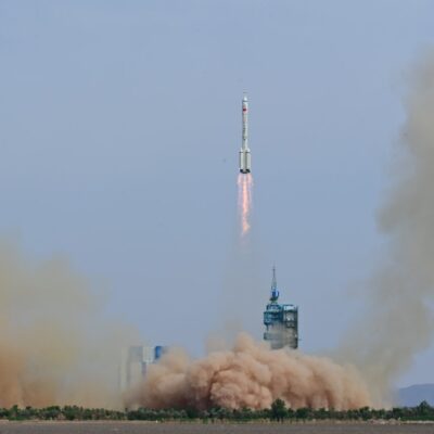 China lanza nave tripulada con destino a su estación espacial