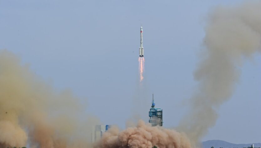 China lanza nave tripulada con destino a su estación espacial