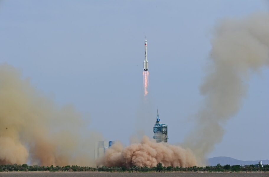 China lanza nave tripulada con destino a su estación espacial