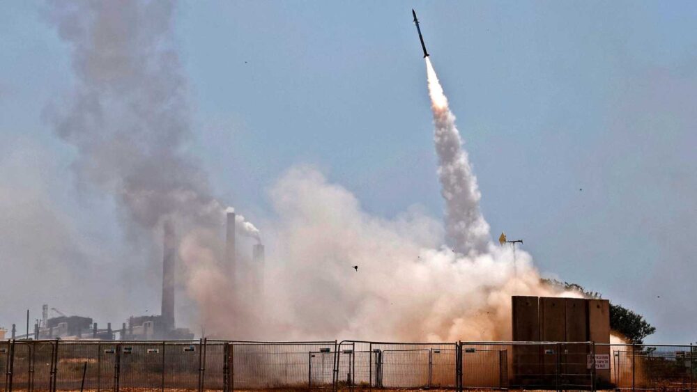 Crisis en Israel; más de 200 cohetes lanzados desde la Franja de Gaza disparan las alertas