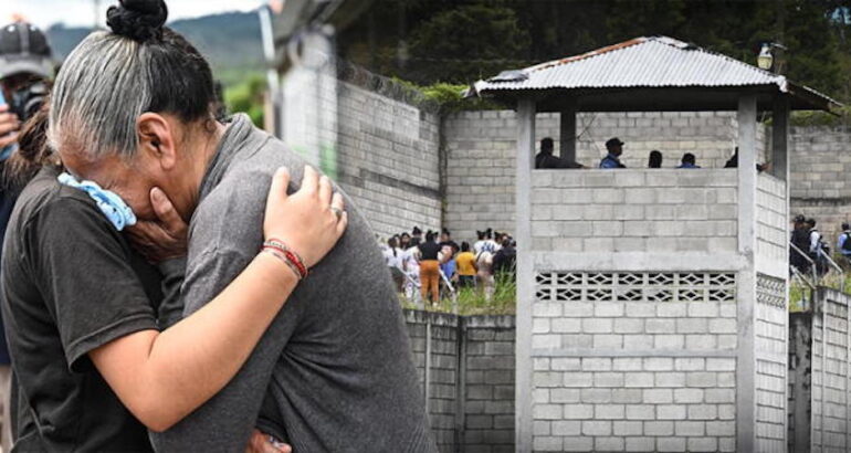 Decenas de reclusas fallecidas en cárcel de Honduras por enfrentamiento entre bandas
