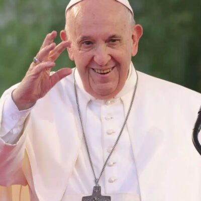 Operan con éxito al Papa Francisco de hernia abdominal