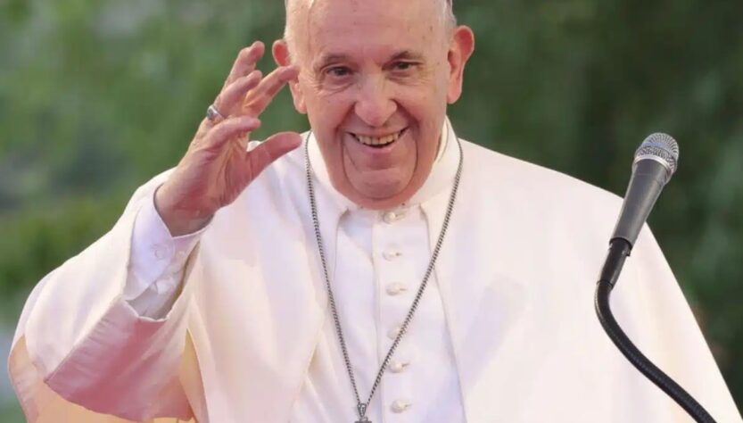 Operan con éxito al Papa Francisco de hernia abdominal